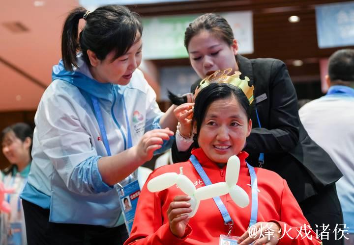 追梦者共谱辉煌：运动员携手志愿者入场致敬残特奥会